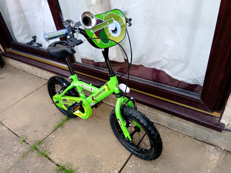 boys bike with stabilizers